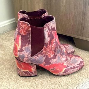 7.5 DSW Floral Print Booties